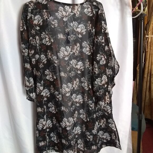 APT 9 sheer cover up - Picture 2 of 10